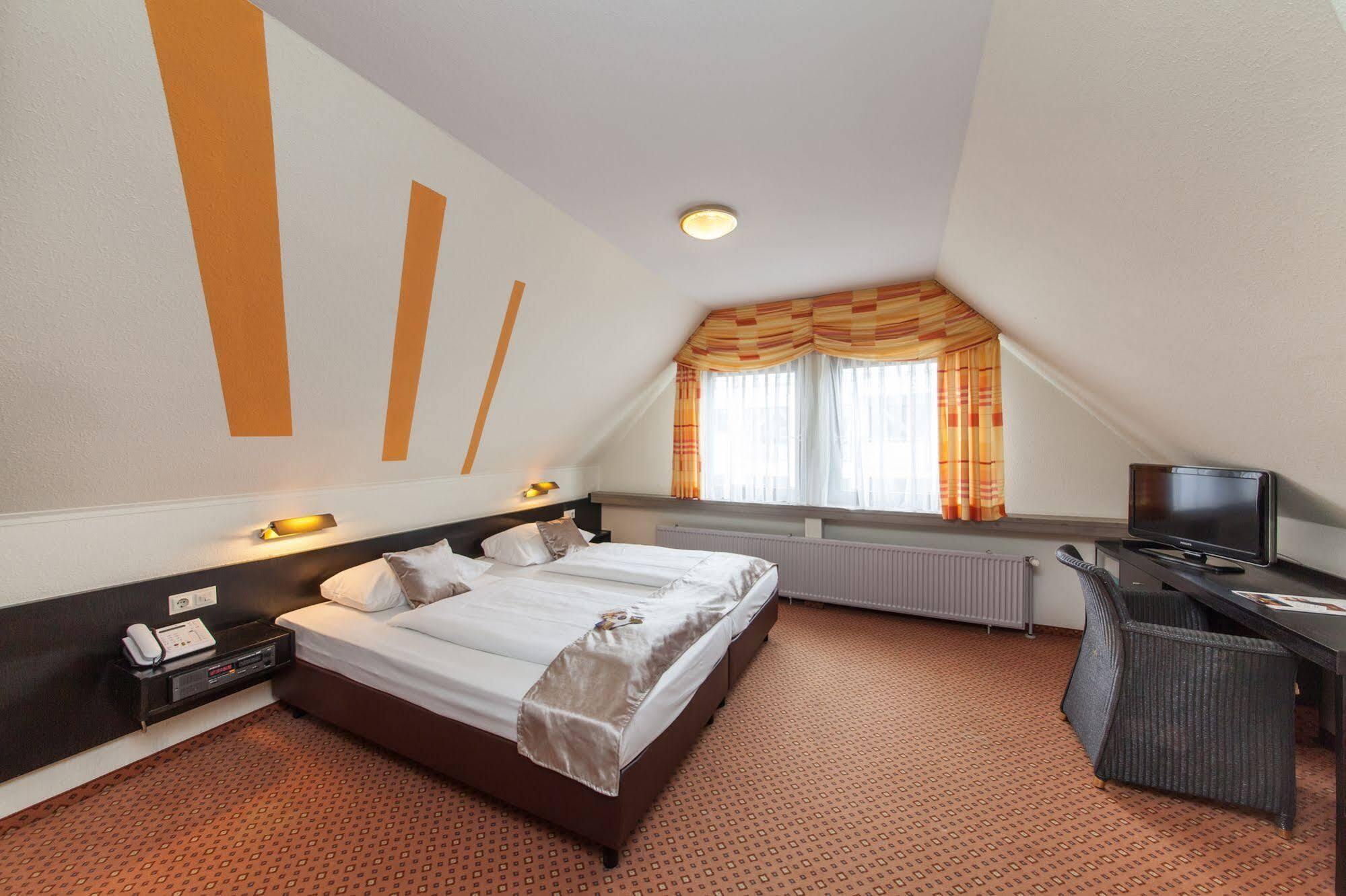 Hotel Strohgaeu Korntal Munchingen Bagian luar foto