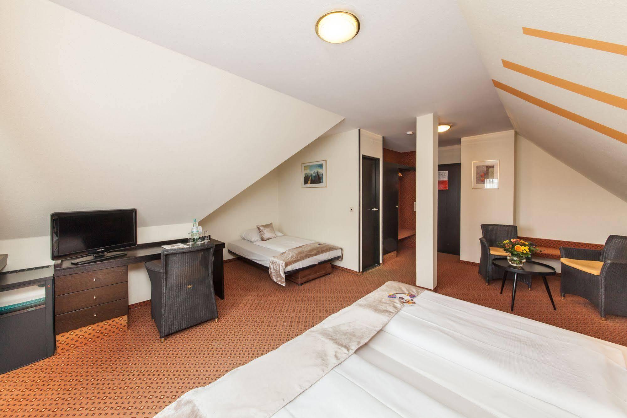 Hotel Strohgaeu Korntal Munchingen Bagian luar foto