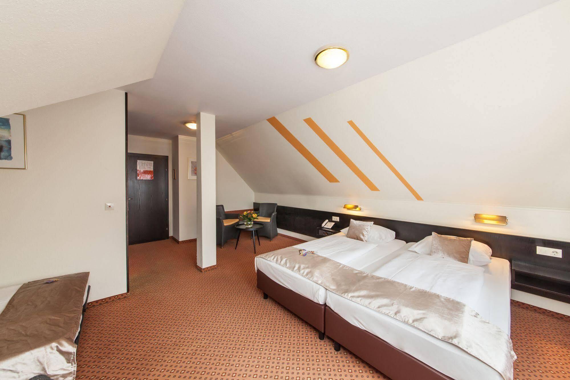Hotel Strohgaeu Korntal Munchingen Bagian luar foto